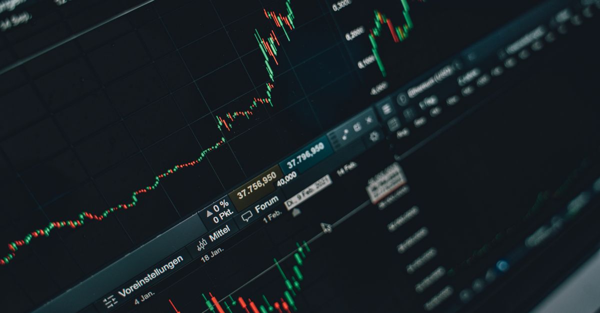 Pantalla con gráficos financieros en tonos oscuros y líneas de datos